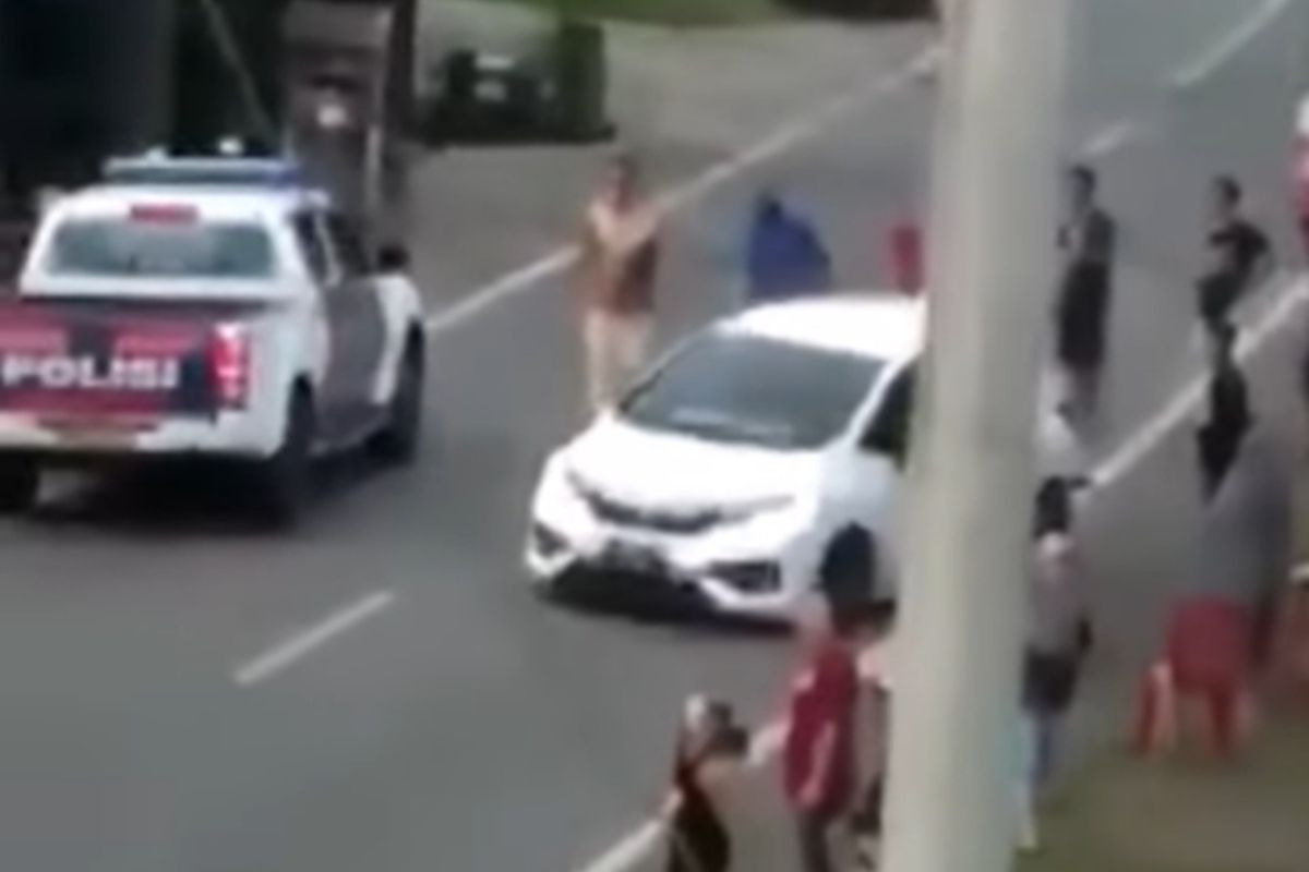 Seorang wanita, NU (19) menjadi korban tabrak lari di Kabupaten Bulukumba, Sulsesl. Mobil Patroli Jalan Raya (PJR) Direktorat Lalu Lintas Polda Sulsel yang lewat di lokasi malah mengabaikan korban.