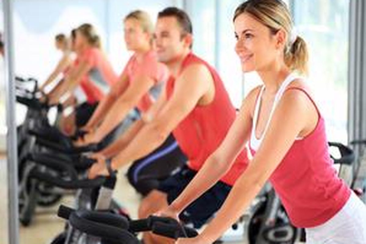 Pegangan yang ada di depan sepeda statis bukan difungsikan sebagai tempat bertumpu tubuh Anda saat berlatih, melainkan sebagai alat penyeimbang. Jadi, jangan bertumpu/bersandar pada besi tersebut.