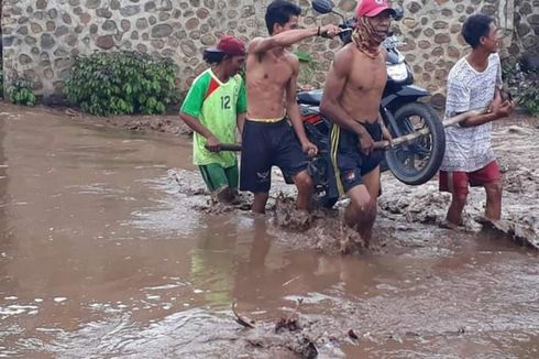 Bertahun-tahun Jembatan Tak Kunjung Diperbaiki, Warga Bima Nekat Terjang Sungai