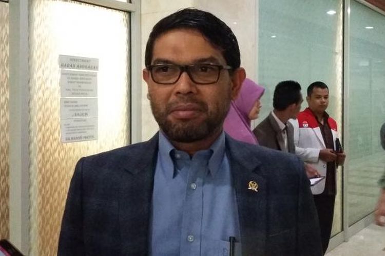 Anggota Komisi III DPR RI, Nasir Djamil, saat ditemui di Ruang Komisi III DPR Senayan, Jakarta, Senin (21/9/2015).