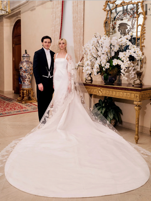 Nicola Peltz dalam gaun rancangan Valentino saat menikah dengan Brooklyn Beckham