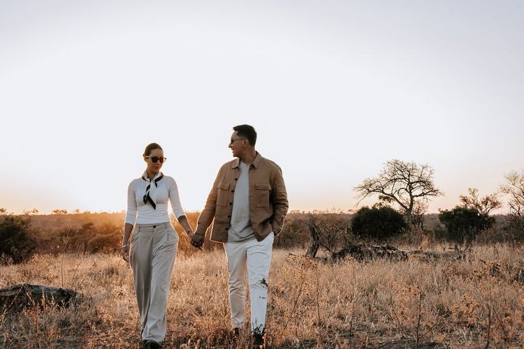 Lamaran Darma Mangkuluhur dan DJ Patricia di savana Afrika tak hanya romantis, tapi juga stylish. Intip 7 inspirasi gaya safari chic mereka di sini.