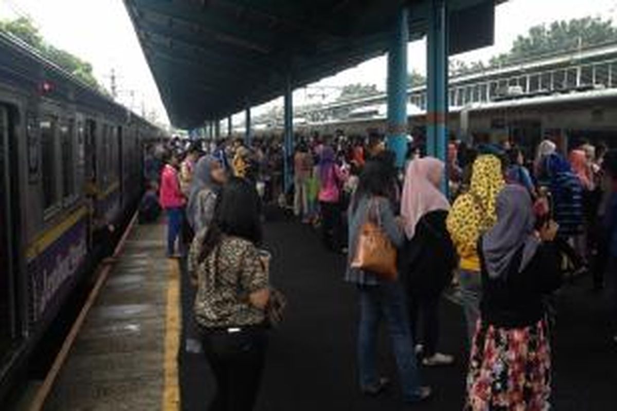 Ratusan penumpang KRL jurusan Jatinegara tertahan di Stasiun Pasar Minggu pada Jumat (14/3/2014). Kereta yang berangkat dari Bogor pukul 07.00 mengalami gangguan compressor (sebelah kiri).