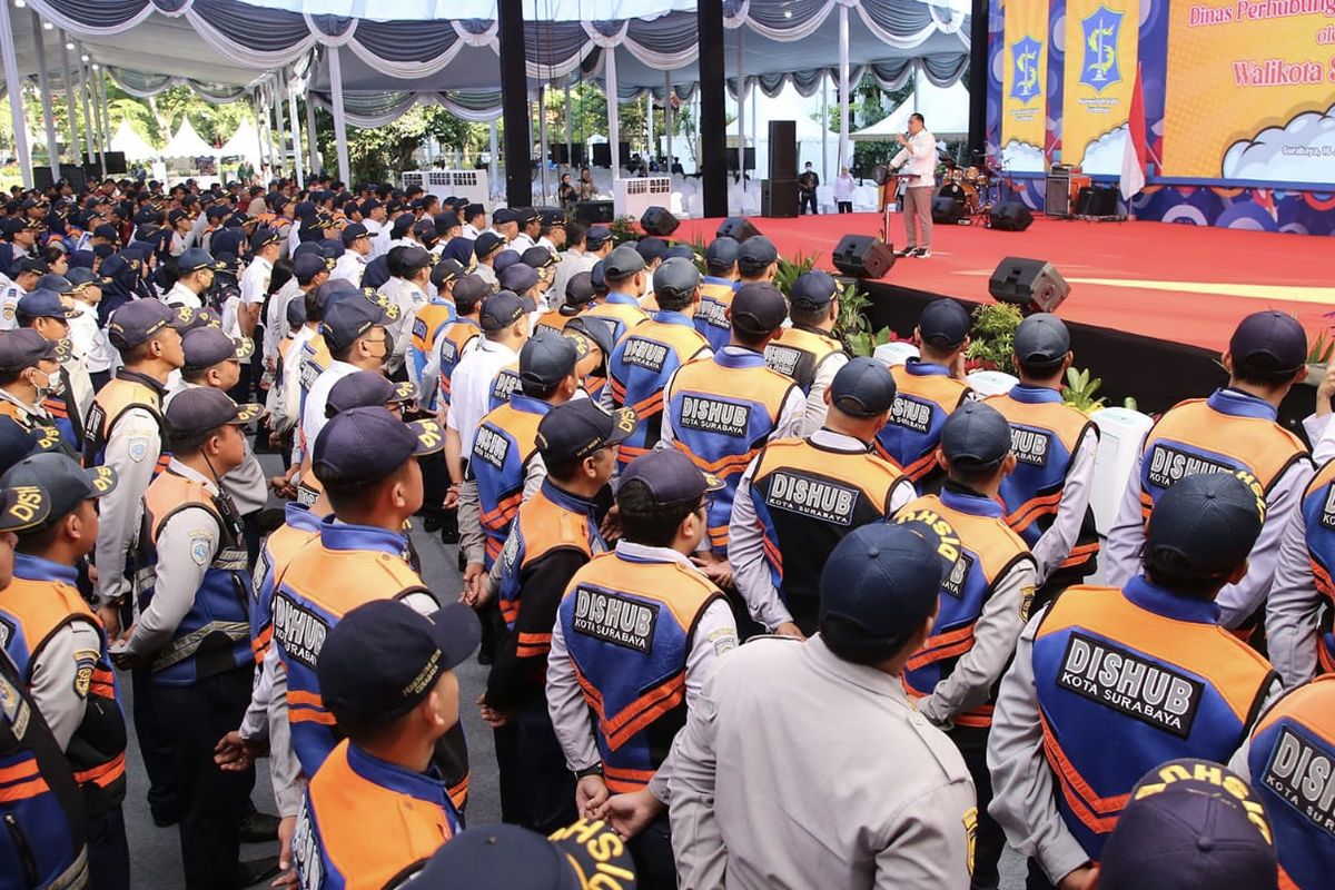 Wali Kota Surabaya, Eri Cahyadi, bersama anggota Dishub, Selasa (16/7/2024).