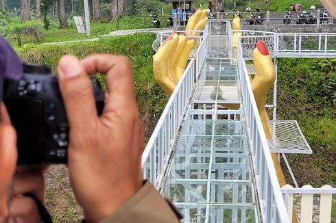 Detik-detik Pecahnya Jembatan Kaca di Limpakuwus Banyumas yang Tewaskan Satu Wisatawan