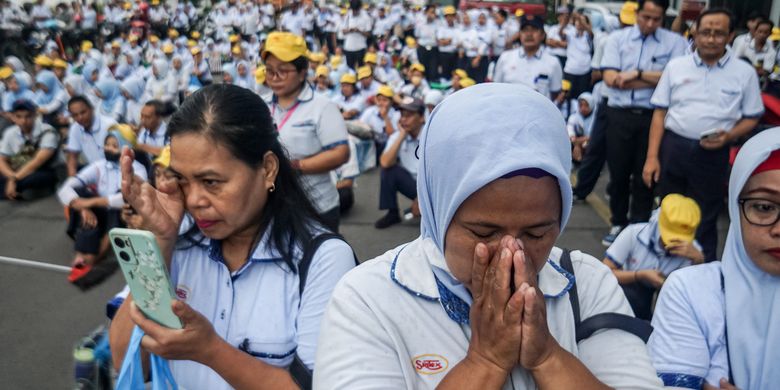 Buruh dan karyawan mendengarkan pidato dari direksi perusahaan di Pabrik Sri Rejeki Isman Tbk (Sritex) di Sukoharjo, Jawa Tengah, Jumat (28/2/2025). Dinas Tenaga Kerja dan Transmigrasi (Disnakertrans) Jawa Tengah mencatat 10.965 buruh dan karyawan di empat perusahaan terdampak Pemutusan Hubungan Kerja (PHK) PT. Sritex Tbk setelah diputus pailit oleh Pengadilan Niaga. 