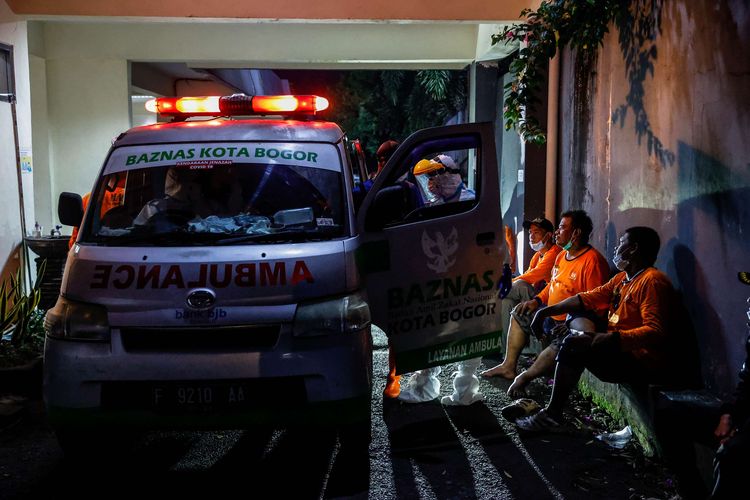 Relawan dari polisi masyarakat (Polmas) bersiap menjemput pasien Covid-19 yang meninggal saat melakukan isolasi mandiri di rumah di Gedung Wanita, Bogor, Jawa Barat, Minggu (11/7/2021). Pasien meninggal dunia saat menjalani isolasi mandiri (isoman) di rumah. Pemerintah Kota (Pemkot) Bogor bekerja sama dengan Polresta Bogor Kota menyediakan nomor hotline (WhatsApp) untuk penanganan jenazah pasien Covid-19 saat isolasi mandiri dengan nomor 0811-1173-165.