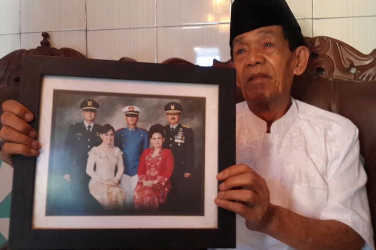 Ayah Kepala Staf TNI Angkatan Udara Marsekal Hadi Tjahjanto, Bambang Sudardo saat menunjukkan foto anaknya di kediamannya di Singosari, Kabupaten Malang, Selasa (5/12/2017). Hadi dipilih Presiden Joko Widodo untuk menjadi calon Panglima TNI.