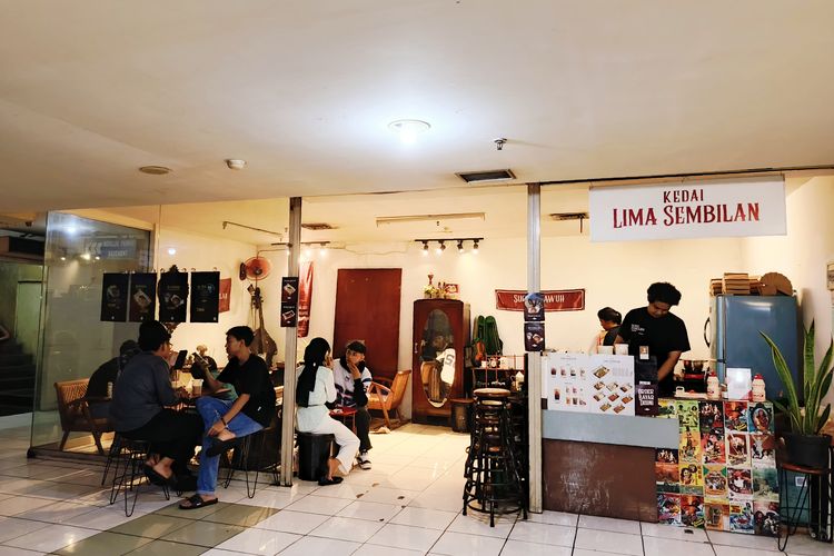 Suasana pengunjung setelah melalui tangga darurat di Tunjungan Electronic Center (TEC) untuk menikmati sajian dari Kedai Lima Sembilan Tunjungan Surabaya.