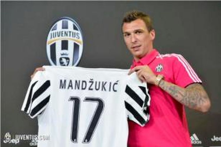 Striker anyar Juventus, Mario Mandzukic, memamerkan seragam bernomor 17 pada sesi perkenalan, Kamis (17/7/2015).