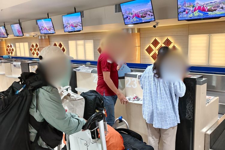 Petugas Imigrasi Singaraja mendeportasi pasangan suami istri asal Malaysia karena menyalahgunakan izin tinggal, Kamis (3/7/2025).