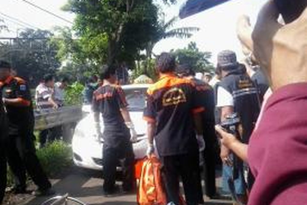 Sopir taksi Express ditemukan tewas di Jalan Raya Rawa Bambu, Pasar Minggu, Jakarta Selatan, Rabu (18/2/2015).