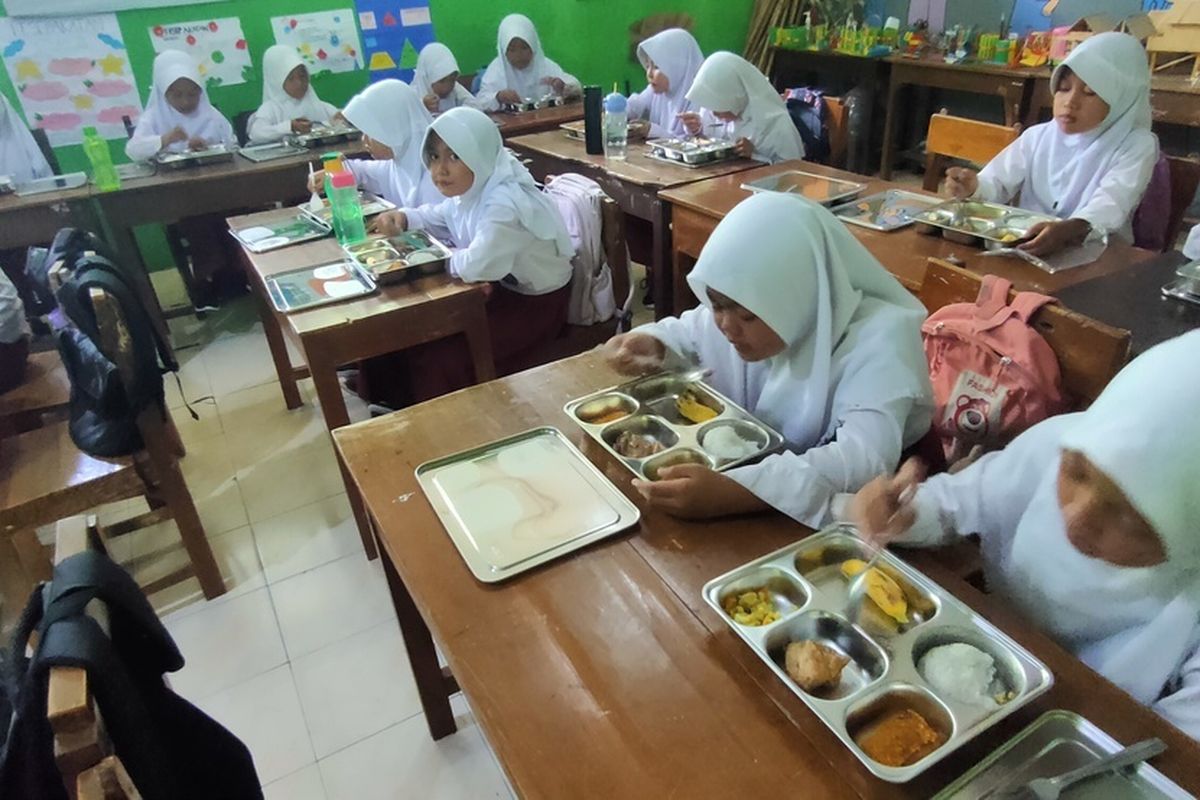 MBG Perdana di Kulon Progo, 2.268 Porsi Makanan Dibagikan ke Pelajar