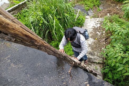 Curhatan Warga Sadeng Semarang Terisolasi karena Jembatan Putus, Harus Pakai Tangga untuk Lewat