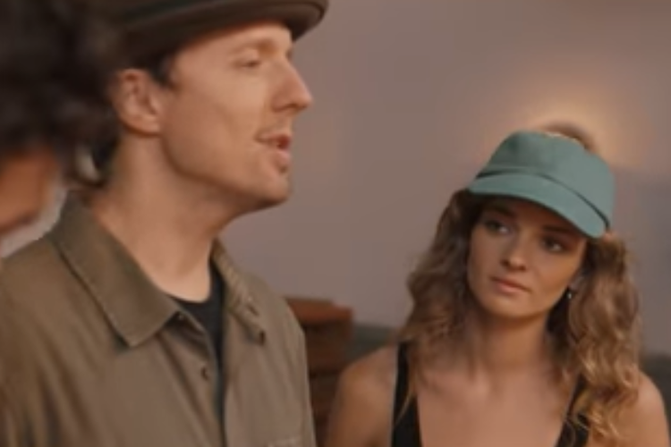 Jason Mraz dalam video klip More Than Friends