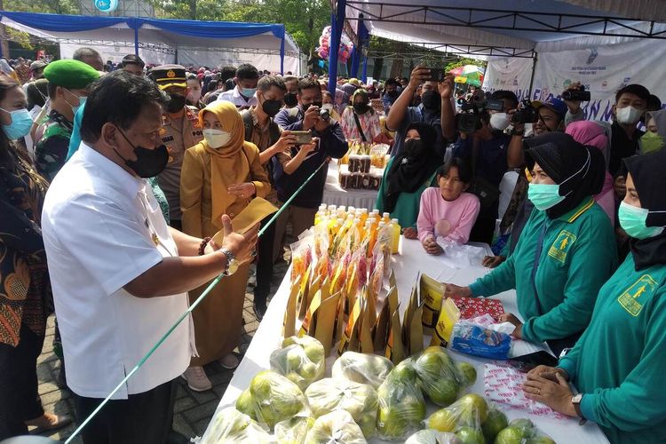 Plt Bupati Nganjuk Marhaen Djumadi (baju putih) mengecek barang di stand dalam kegiatan Gelar Pangan Murah Berkualitas Ramadan 1443 Hijriah di halaman GOR Bung Karno Nganjuk, Selasa (19/4//2022).