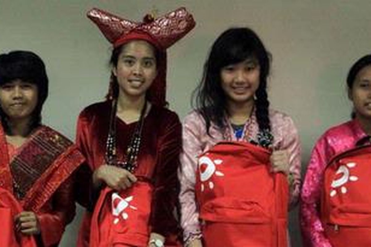 Empat siswi duta Belajar Tanpa Rasa Takut yang akan berangkat ke Jerman bersama Plan Indoneisa untuk mengampanyekan anti bullying. Dari kiri ke kanan: Pika, Vega, Asri, dan Intan.