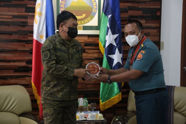 Personel Indonesian Liaison Officer (ILO) TNI menerima tanda kehormatan The Meritorious Achievement Medal  dan The Gawad Sa Kaunlaran dari Armed Forces of The Philippines di Eastmincom Hedquarters, Panacan, Davao City, Filipina, Senin (25/10/2021).