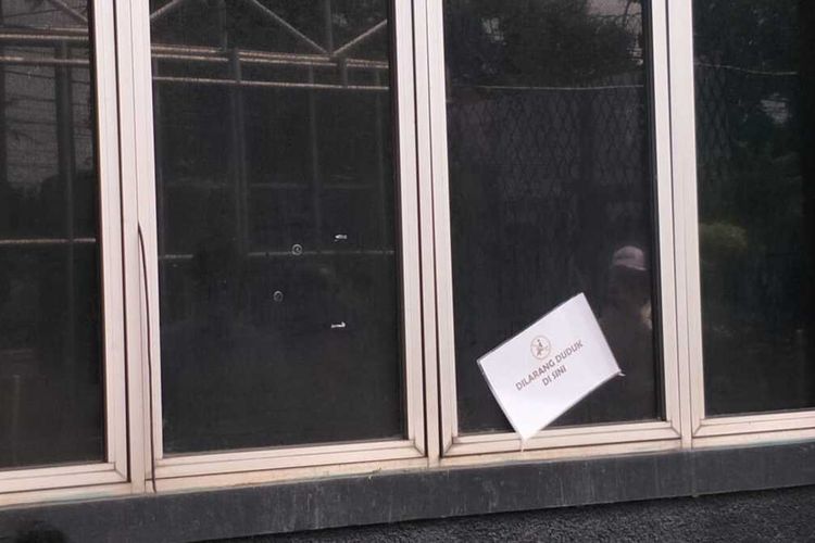 Kaca jendela Rutan Kelas 1 Cipinang, Jakarta Timur, yang ditembak orang tidak dikenal, Senin (10/2/2020).