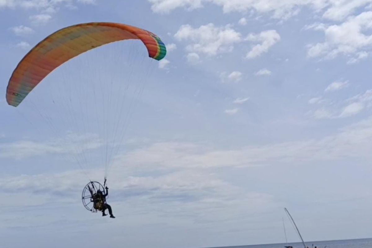 Atraksi udara di atas Selat Bali, Pantai Bimorejo, Wongsorejo, Banyuwangi, Sabtu (18/1/2025) 