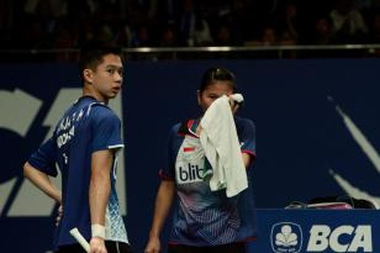 Ganda campuran Indonesia, Kevin Sanjaya Sukamuljo/Greysia Polii bertanding pada babak kualifikasi BCA Indonesia Open Superseries Premier 2014 di Istora Senayan, Jakarta, Selasa (17/6/2014).