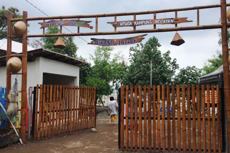 Pintu Masuk Wisata Kampung Nelayan Grand Pathek DI Desa Gelung, Kecamatan Panarukan, Kabupaten Situbondo Jawa Timur. Dulunya, Tempat Wisata Ini Merupakan Tempat Pembuangan Akhir (TPA) Sampah.