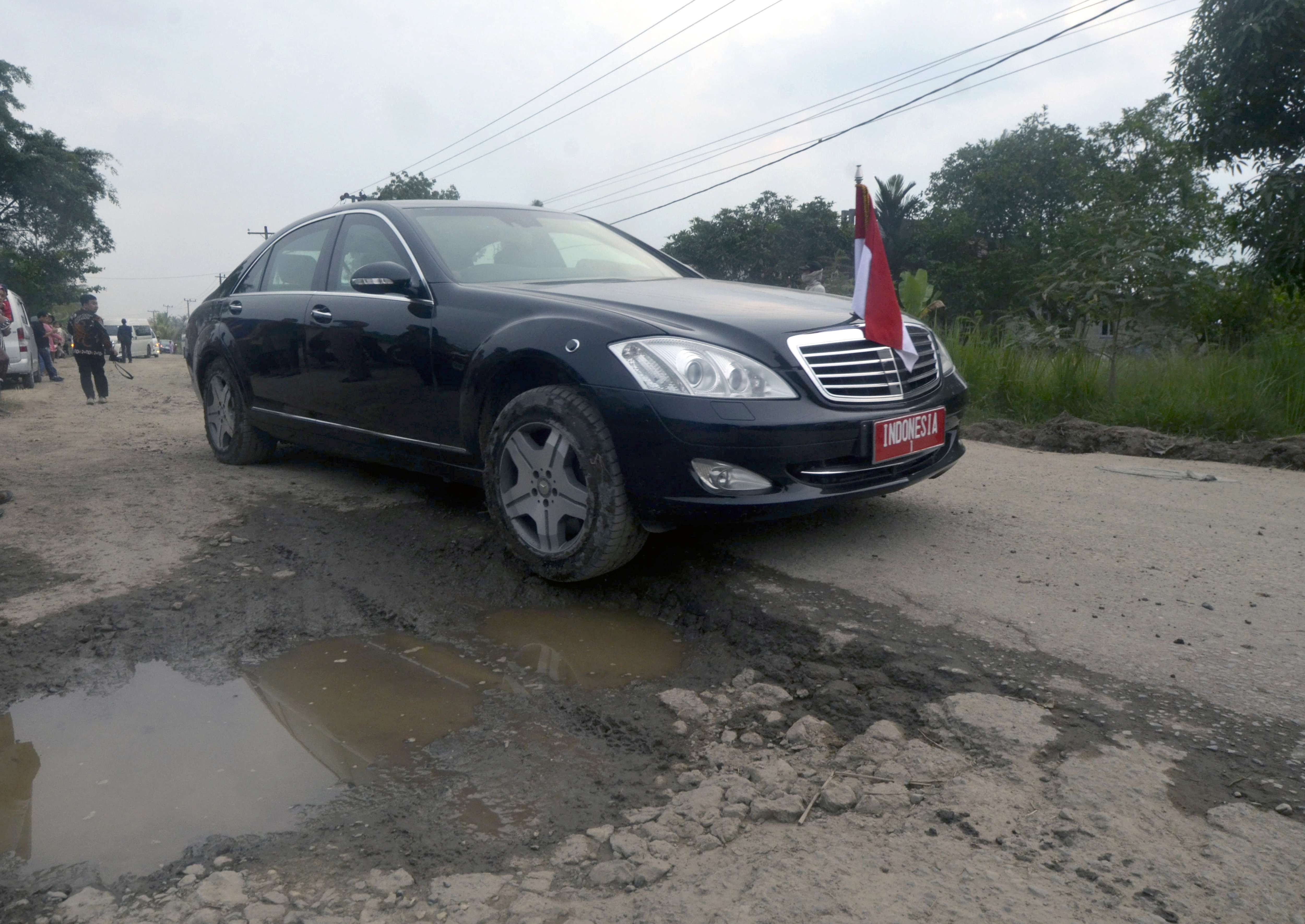 Mobil Dinas Presiden Jokowi yang Dipakai di Lampung Mercy Model Lama