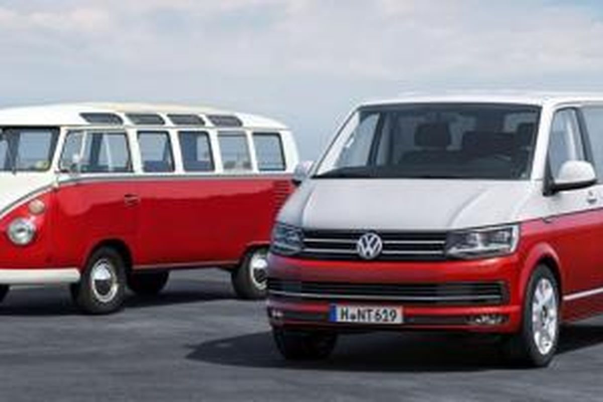 Generasi terbaru Transporter diluncurkan VW, bersanding bersama generasi pertama Type2.