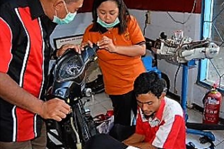 Guru SMK/SMA tengah mengikuti pendidikan dan pelatihan di PPPPTK Bidang Otomotif dan Elektronika di Malang yang diselenggarakan pada 21 Agustus hingga 16 September 2017. Selanjutnya, para guru mesti mengikuti uji kompetensi pada 18-19 September 2017.