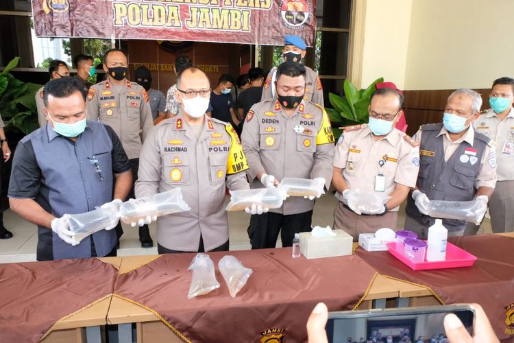 Kapolda Jambi, Irjen Pol A Rachmad Wibowo saat menunjukkan barang bukti baby lobster