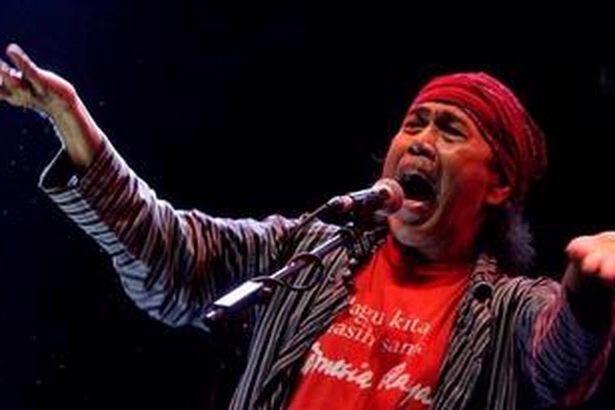 Personel Kantata Barock, Sawung Jabo, beraksi dalam konser yang digelar di Stadion Utama Gelora Bung Karno, Jakarta, Jumat (30/12/2011) malam. Pada konser tersebut, kelompok musik yang digawangi oleh Sawung Jabo, Setiawan Djodi dan Iwan Fals ini membawakan 22 lagu di antaranya, Bento, Megalomaniac, dan Hio. 