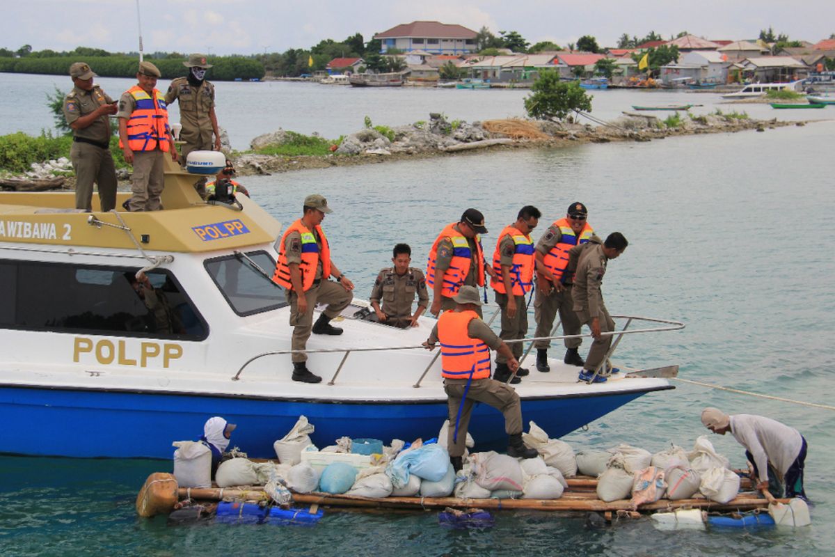 Petugas Satuan Polisi Pamong Praja Kepulauan Seribu menemukan oknum pengambil pasir laut di Kepulauan Seribu Utara.