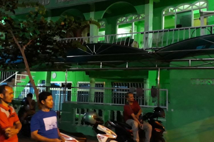 Warga rusun Wonocolo menginap di Masjid Baitusshobah