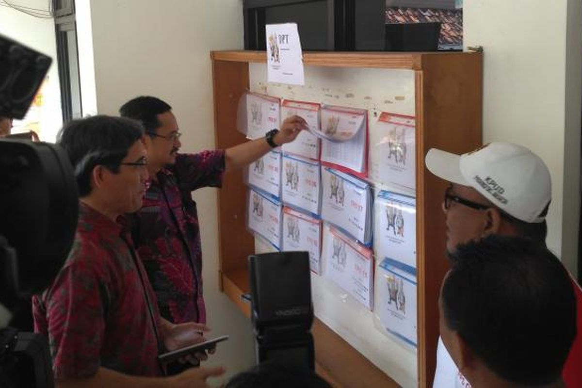 Komisioner Komisi Pemilihan Umum (KPU) Ferry Kurnia Rizkiyansyah dan Hadar Nafis Gumay ditemani Ketua PPS Cikini Ramdani Kurniawan, Jakarta, Jumat (23/12/2016)