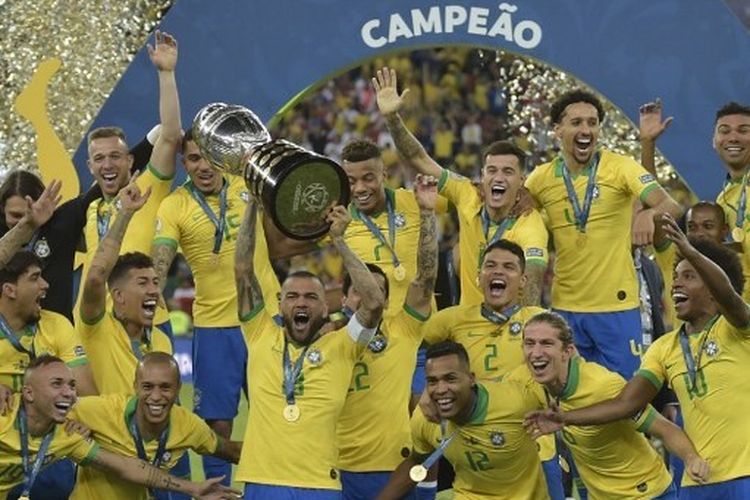 Para pemain timnas Brasil berselebrasi bersama trofi juara Copa America 2019 setelah mengalahkan Peru dengan skor 3-1 pada laga final di Stadion Maracana, Rio de Janeiro, 8 Juli 2019.