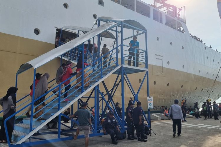 Ribuan pemudik menaiki kapal laut KM Dobonsolo di Pelabuhan Tanjung Emas Semarang, Jumat (28/4/2023).