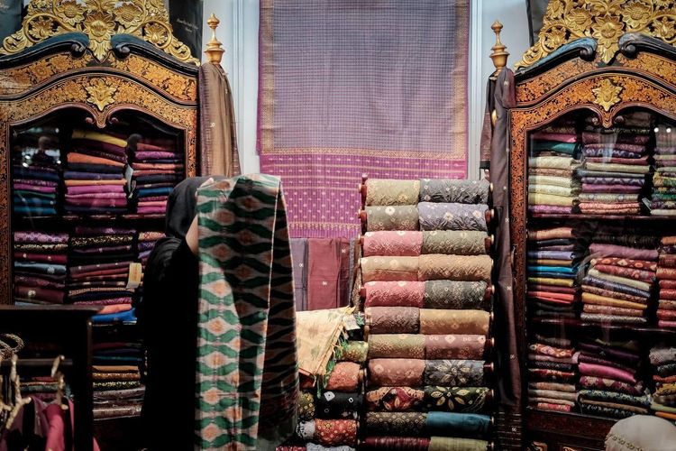 Tumpukan kain tenun yang dipamerkan salah satu UMKM di acara Indonesia Fashion Week (IFW) 2024 di JCC Senayan, Jakarta Pusat, pada Rabu (27/3/2024).