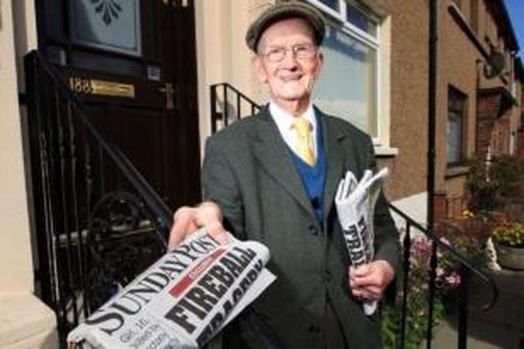Walter Sharp (100), masih bekerja sebagai pengantar koran setiap hari.