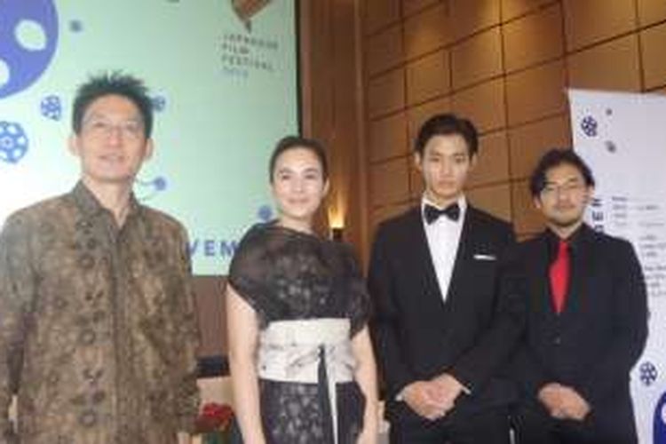 (Kiri ke kanan) Direktur Japan Foundation Tsukamoto Norihisa, artis peran Chelsea Islan, artis asal Jepang Shuhei Nomura, dan sutradara Norihiro Koizumi saat menghadiri jumpa pers Japanese Film Festival di Ballroom 1 Hotel Fairmont, Senayan, Jakarta Pusat, Kamis (24/11/2016).