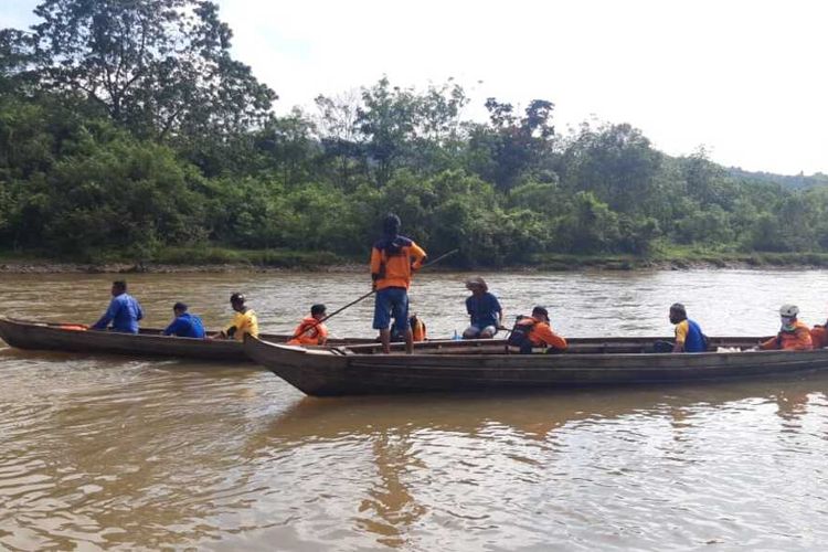 Tim SAR Limapuluh Kota melakukan pencarian pemudik yang tenggelam di sungai, Kamis (13/5/2021)