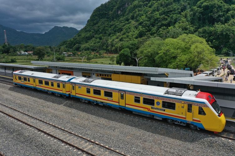 Naik kereta api di Sulawesi Selatan (Sulsel), penumpang langsung menikmati wisata alam sepanjang perjalanan di Kabupaten Maros, Pangkep, dan Barru. 