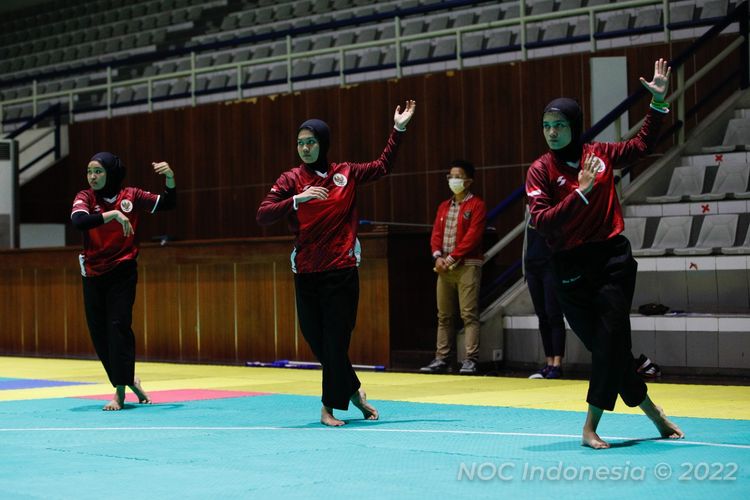 Atlet pelatnas pencak silat Indonesia saat berlatih di Padepokan Pencak Silat, Taman Mini, Jakarta, beberapa waktu lalu.