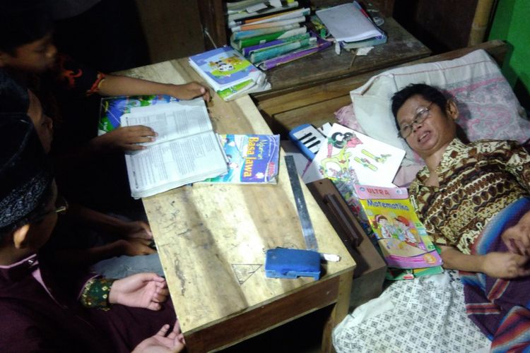 Untoro (60) warga Dusun Klampok, Desa Giripurwo, Kecamatan Purwosari, Gunungkidul, Yogyakarta, sudah mengajar anak-anak tetangga secara gratis sejak 1985. 