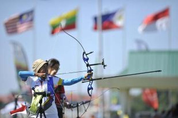 Atlet panahan Indonesia Titik Kusumawardani bertanding melawan pemanah Singapura Chan Jing Ru dalam final nomor Womens Recurve Individual SEA Games 2013, di lapangan panahan Wunna Theikdi, Nay Pyi Taw, Myanmar, Senin (16/12/2013). Emas dari pertandingan tersebut jatuh ke tangan Chan Jing Ru.