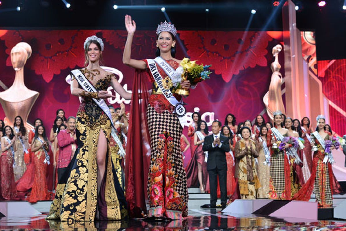 Bunga Jelitha Ibrani menerima gelar Puteri Indonesia 2017.
