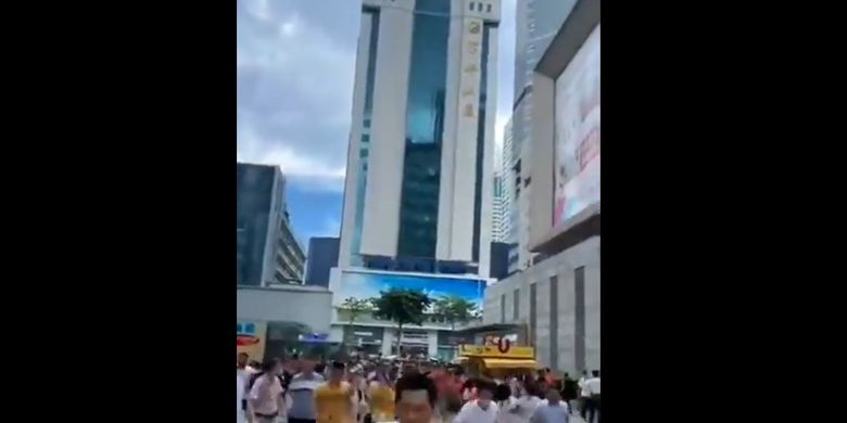 Skyscrapers in China Suddenly Shake, Everyone Panic Runs