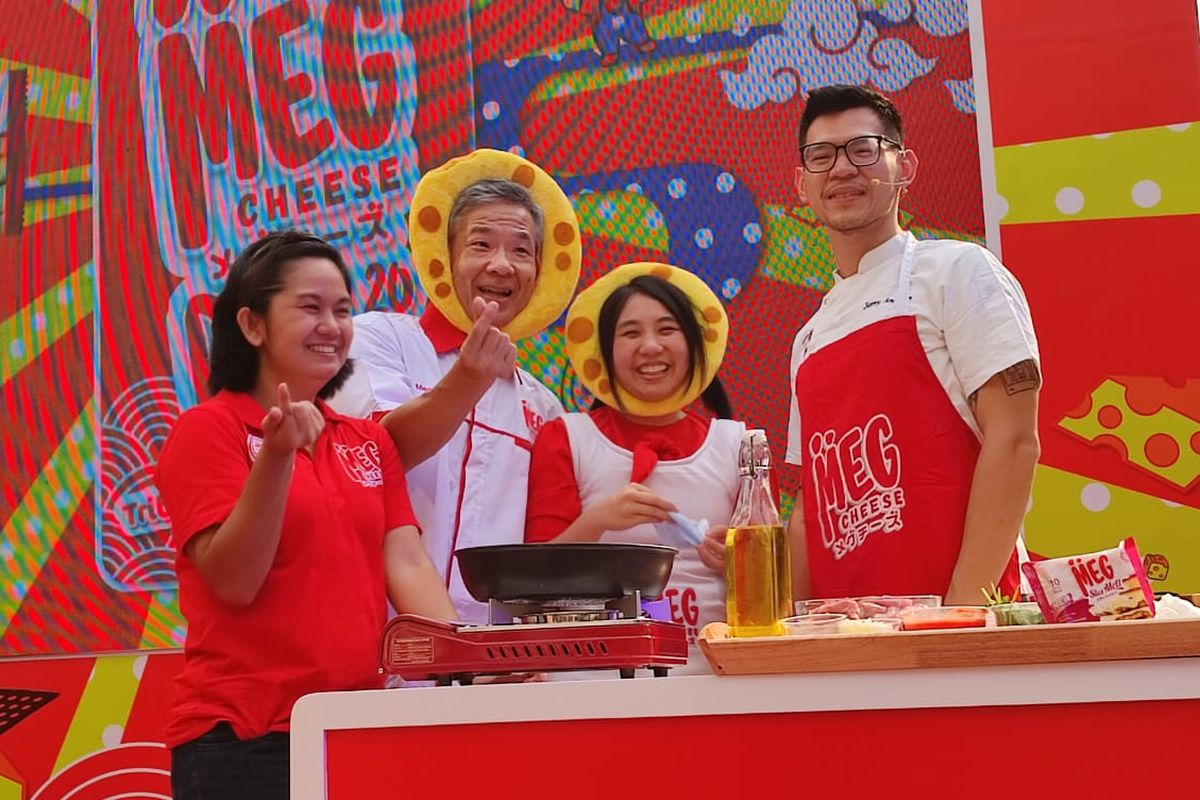 (kiri-kanan) Theresia Handayani, Head of Marketing PT Megmilk Snow Brand Indonesia, Eiji Michihata - Vice President Director for Operation Elina Cynthia (Marketing Manager PT Megmilk Snow Brand Indonesia) mengenakan kostum Megumi (icon MEG Cheese) dan Jerry MCI S7 di MEG Cheese Day 2022 di Tribeca, Central Park Mall, Jakarta, 4-5 Juni 2022 