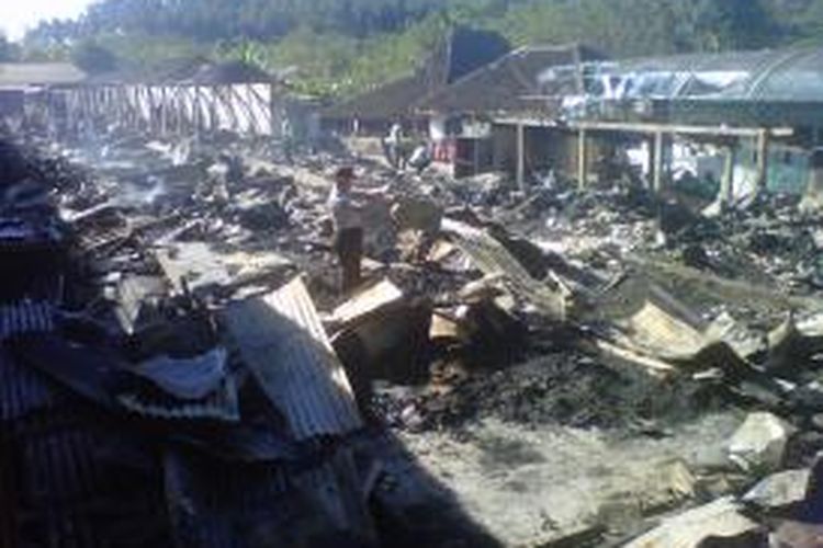 Sisa kebakaran yang terjadi di pasar Kaliangkrik, Kecamatan Kaliangrik, Kabupaten Magelang,Selasa 23/6/2015) dini hari.