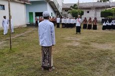 Saat Santri di Lumajang Upacara Bendera dengan Bersarung