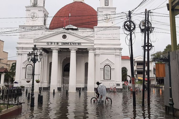 Banjir di kawasan Kota Lama Semarang, Sabtu (6/2/2021)